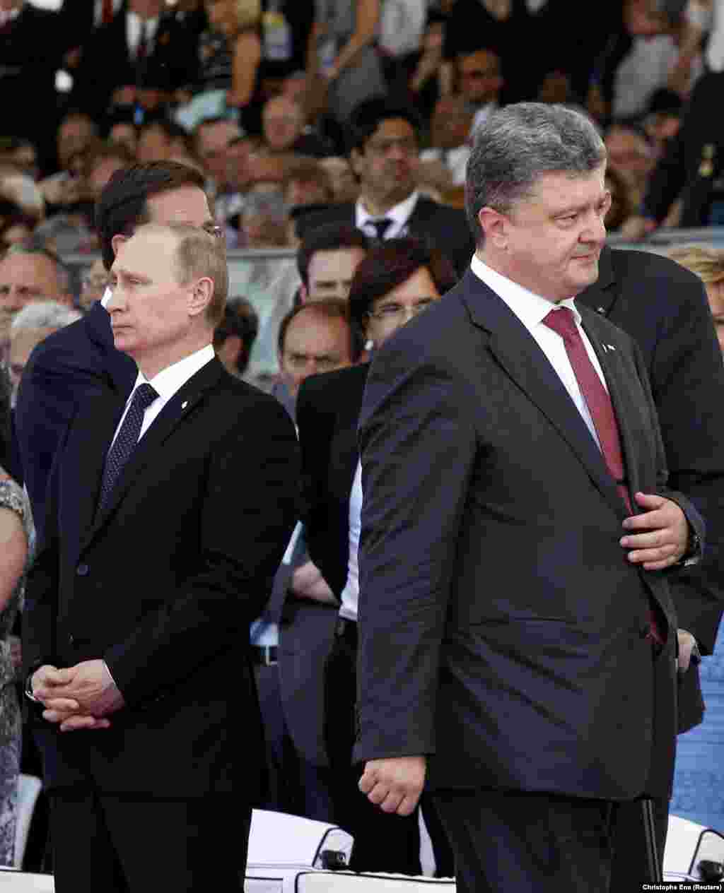 Під час святкування 70-ї річниці у 2014 році новообраний президент України Петро Порошенко проходить повз президента Росії Володимира Путіна, не помічаючи його.&nbsp; Це відбувається через три місяці після того, як Росія захопила Крим, провівши незаконну анексію півострова.&nbsp; Тодішній президент Франції Франсуа Олланд запросив президентів України і Росії, сподіваючись, що це допоможе врегулювати кризу, що виникла внаслідок початку Росією гібридної війни проти України &ndash;&nbsp;захоплення Криму, Донецька, Луганська і початку бойових дій на Донбасі