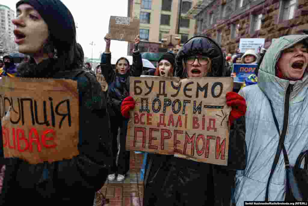Протестувальники кричали: «Гроші на ЗСУ». – «Як воно, грабувати країну?» – «Досить красти». – «Зараз дрони, а не парки». – «Київ зустріне окупантів оновленим парком». — «Гроші на дрони, а не на парки».
