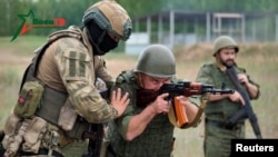 Беларус аскерин машыктырып жаткан "Вагнердин" жоочусу. Осиповичи шаары. 14-июль, 2023-жыл. Беларустун Коргоо министрлиги тараткан видеодон алынган сүрөт. "Рейтерс"