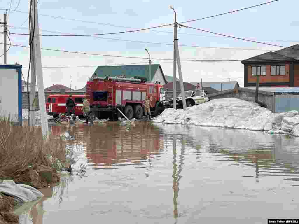 Машины ДЧС откачивают воду с улиц в Коянды 
