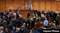 Parlamentari români de la diferite partide, în timpul unei ședințe din 19 aprilie 2023. 