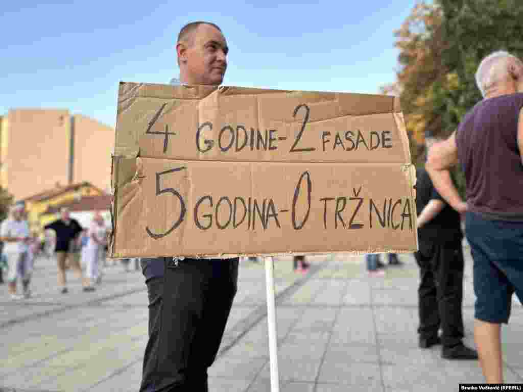 Koliko je Gradska tržnica važna za građane Kragujevca potvrđuje i podatak da je jedan iz serije protesta "Srbija protiv nasilja" u avgustu 2023, bio posvećen "višegodišnjem nasilju vlasti nad tržnicom, ali i drugim nedovršenim projektima". Građani su svoje nezadovoljstvo odnosom gradske vlasti prema Gradskoj tržnici izrazili protestnom šetnjom i performansom ispred ulaza na gradilište gde su ostavili poruke sa zahtevom lokalnim vlastima da "konačno pronađu rešenje" kako bi se Kragujevčanima "vratila" Gradska tržnica.