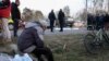 Місцевий житель на місці влучання російської ракети в селі Гроза, 5 жовтня 2023 року
