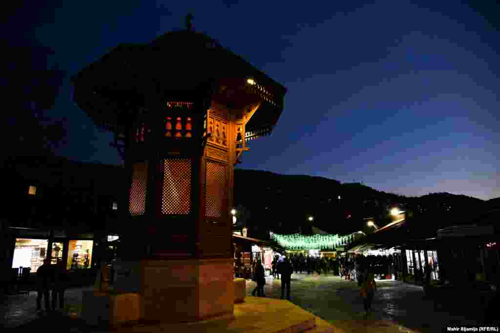 Sarajevska Baščaršija i Sebilj u prvoj noći ramazana.