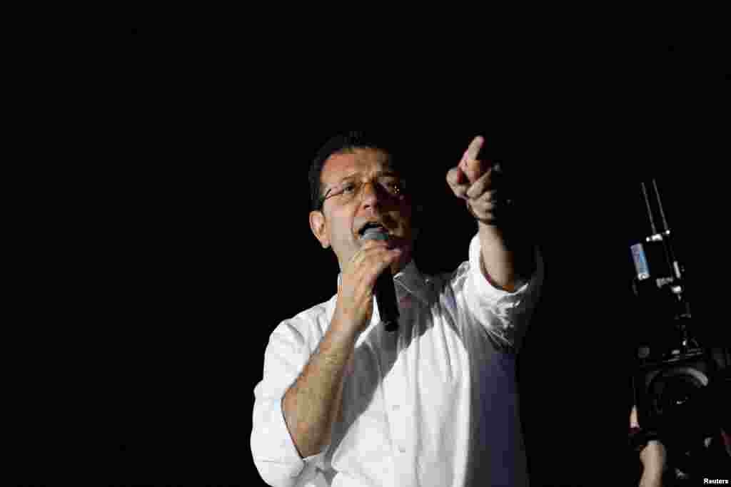 Istanbulski gradonačelnik&nbsp;Ekrem Imamoglu u obraćanju svojim pristalicama u Istanbulu, 1. aprila 2024. On je&nbsp;proglasio pobjedu rekavši da vodi s više od milion glasova nakon što je prebrojano 96 posto glasačkih listića.