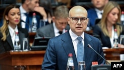 Мілош Вучевіч описав свій кабінет як «уряд тяглості» сербської політики і сказав, що зовнішня політика Белграда буде керуватися наявними принципами політичної незалежності та військового нейтралітету