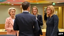 Президентка Єврокомісії Урсула фон дер Ляєн, президент Франції Емманюель Макрон, президентка Європарламенту Роберта Мецола (CR) і прем’єр-міністр Латвії Евіка Сіліча. Штаб-квартира ЄС, Брюссель, 14 грудня 2023 року