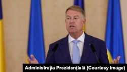 Președintele Klaus Iohannis a participat marți la întâlnirea anuală cu ambasadorii străini acreditați la București. Absența sa de o lună din spațiul public pe fondul tensiunilor generate de protestele fermierilor și transportatorilor a generat critici.