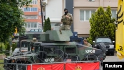 Pripadnici KFOR-a čuvaju stražu ispred opštinskih kancelarija u Leposaviću, Kosovo, 2. juna 2023.