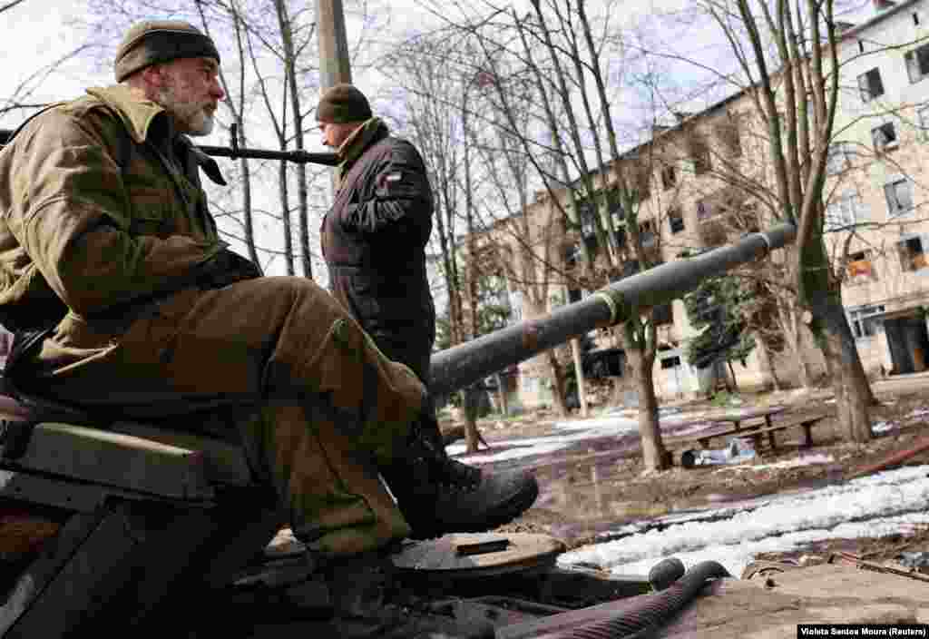 До войны в Бахмуте жили 70 тысяч человек. Сейчас, по подсчётам украинских военных, в городе находится от тысячи до пяти тысяч жителей. В основном это старики, инвалиды и социально неблагополучные семьи 