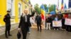 Marina Tauber salută protestatarii din fața Curții Constituționale, unde a avut loc ședința de examinare a constituționalității Partidului Șor. Chișinău, 14 iunie 2023. 