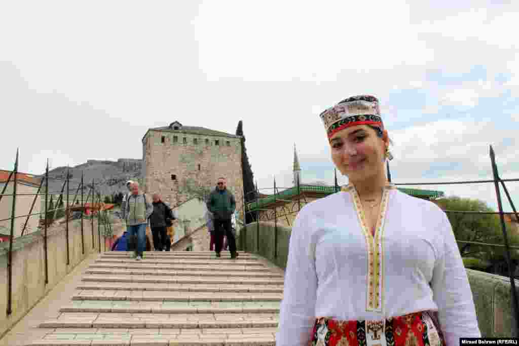 "Razdvojene nacije se mogu spojiti. Poruka koju želim reći je da se nadam da će jednog dana biti ujedinjenja", kaže jedna od učesnica, Meghrik Ajzajian iz Armenije.