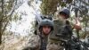 Костянтин, військовослужбовець 406-ї ОАБр імені генерал-хорунжого Олексія Алмазова на бойовій позиції перед застосуванням гармати М777. Херсонщина, серпень 2023 року