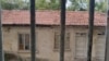 Гледката през един от прозорците на психиатрията в Ловеч. В тази болница в началото на октомври млад пациент загина при пожар, докато беше вързан за краката и ръцете и изолиран в "мека стая".