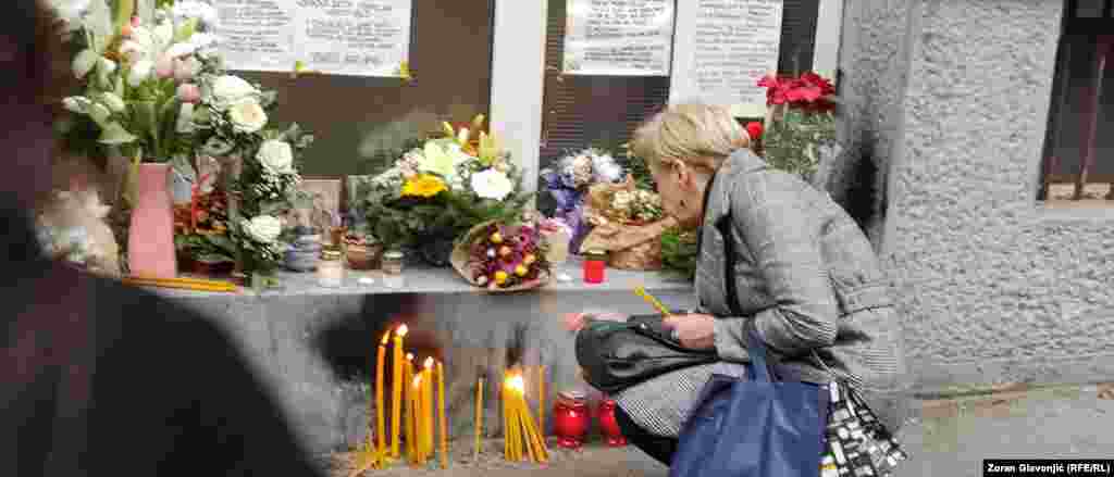 "Neka ovaj skup bude znak naše posvećenosti da se tragedije poput ovih nikada ne zaborave i da zajedno gradimo sigurniji svet za našu decu", navedeno je u pozivu građanima dela roditelja dece osnovne škole "Vladislav Ribnikar" u Beogradu. 