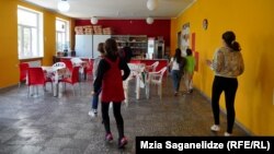 ბავშვები სკოლის ბუფეტში
