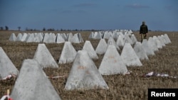 Однією з причин втрати Авдіївки експерти називають відсутність ефективних фортифікацій, проте військові екперти нагадують і про Бахмут
