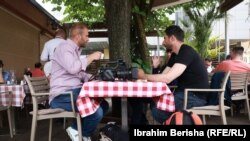 Ekipa stranih novinara na pauzi u restoranu "Ura"