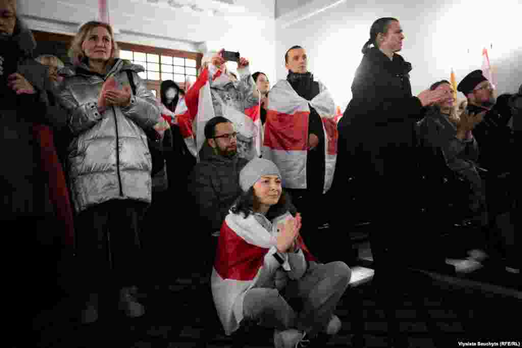 Беларусы на канцэрце «Вольнага хору» у царкве.