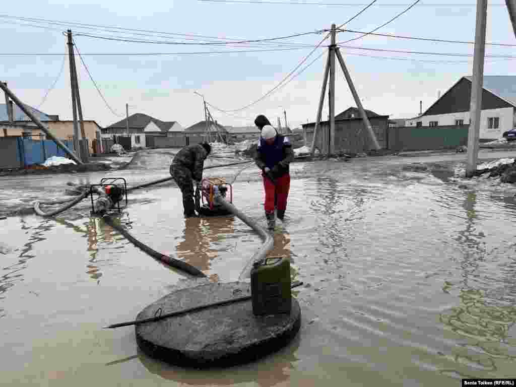 Жители Коянды подключают насосы для откачки воды. Они говорят, что за свой счёт покупают топливо для техники, которую пригнали спасатели 