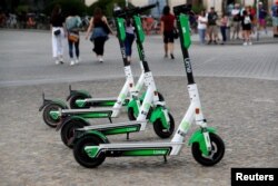 Električni trotineti koji se izdaju putem aplikacije u Berlinu, Nemačka