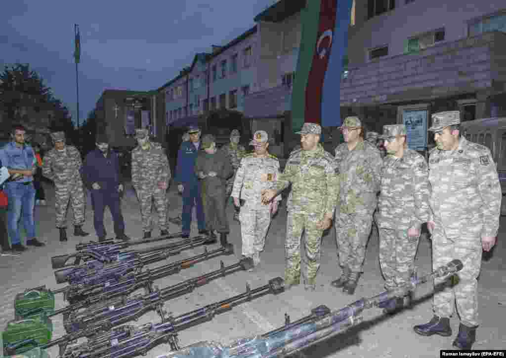 Азербайджанські військовослужбовці оглядають зброю, вилучену під час роззброєння вірменських сил Нагірного Карабаху., Шуші, Нагірний Карабах, 23 вересня 2023 року Баку та Єреван роками перебувають у конфлікті через сепаратистський регіон Нагірний Карабах. Підтримувані Вірменією сепаратисти захопили регіон Азербайджану, населений переважно етнічними вірменами, під час війни на початку 1990-х років, у якій загинуло близько 30 000 людей &nbsp;