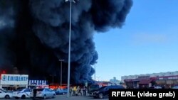 Пушек се издига над ударения хипермаркет