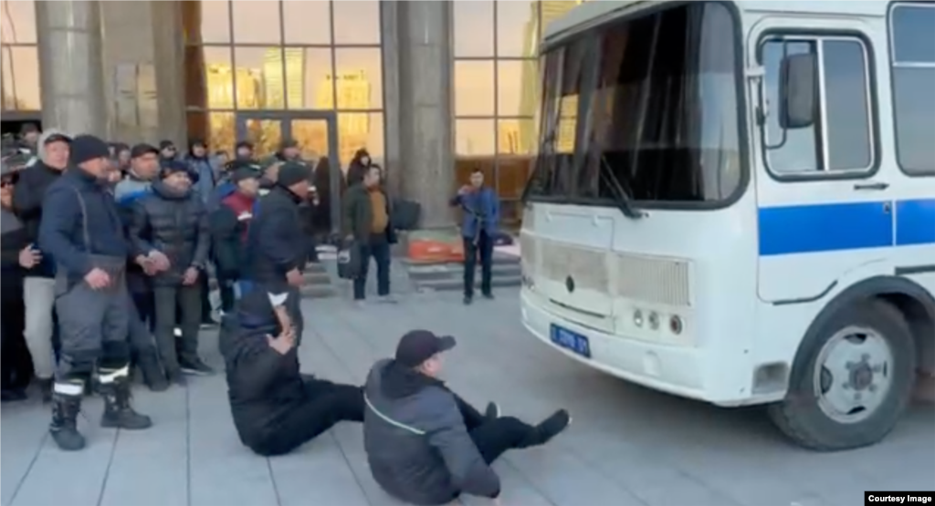 Затем непосредственно к месту протеста подогнали автозаки, которые, как и глушители связи, прибыли к Минэнерго за несколько часов до СОБРа. Фото: скриншот видео, снятого журналистами казахстанского издания «Власть» 