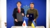 Президент України Володимир Зеленський і прем’єр-міністр Японії Фуміо Кішіда (ліворуч) під час церемонії підписання двосторонньої безпекової угоди між країнами. Італія, 13 червня 2024 року 