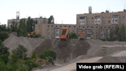 Июнь айынын башында "Дастан-Ситинин" курулушуна кум-шагыл ташып келип, төгүп жаткан кеминде эки машине мурда "Кум-Шагыл" ээлик кылган карьердин аймагына киргенин "Азаттыктын" кабарчысы байкаган.