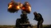 Украински военен от 57-а моторизирана пехотна бригада "Кост Гордиенко" стреля със самоходна гаубица 2S22 "Богдана" по руските войски край Бахмут, 5 юли 2023 г.