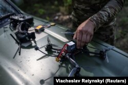 Український військовий налаштовує FPV-дрон під час навчань у Запорізькій області, літо 2023 року