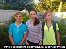 Богдан та Євген Самодії з подругою Діаною