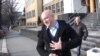 Zvonko Veselinović i Milan Radoičić (iza) isped Specijalnog suda u Beogradu gde im je suđeno za prisvajanje kamiona "Hipo Alpe Adria Lizinga", 9. februar 2015.