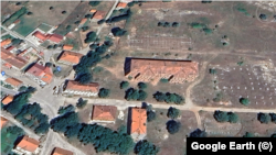 Lokacija kasarne u naselju Avtovac kod Gacka (najveći objekat u središtu fotografije), Google Earth 3. maj, 2024. godine