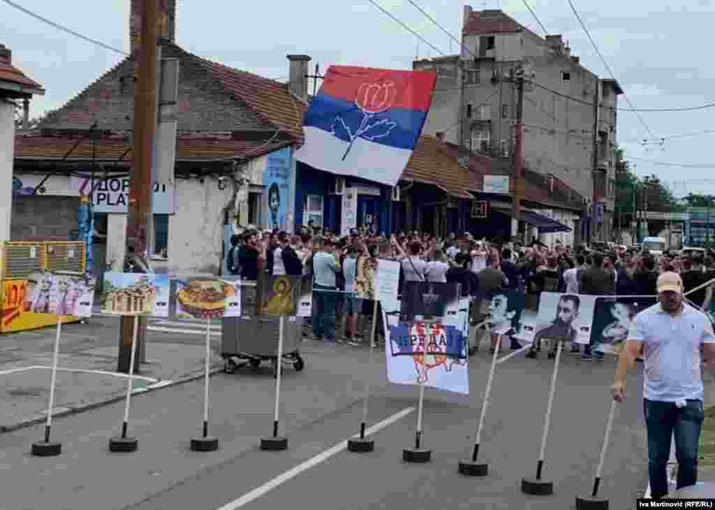 Omladina desničarske Nove demokratske stranke Srbije (Novi DSS) organizovala je improvizovanu izložbu na kojoj su predstavili "kulturnu baštinu Srbije na Kosovu".