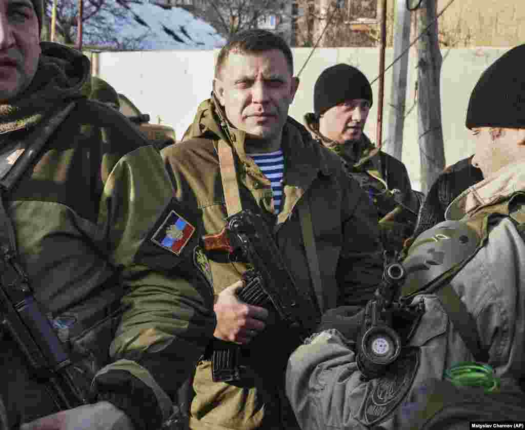 Александр Захарченко, 1976-2018. Бывший предприниматель. Родился в Донецке в семье украинца и русской. Одним из первых в Донбассе в 2014 году взял в руки оружие. В апреле того же года он встал во главе группы сепаратистов, захвативших Донецкий городской совет и потребовавших провести референдум об отделении от Украины. Позже он стал руководителем квазигосударственного образования «Донецкая народная республика». Призывал к восстановлению СССР. В августе 2018 года бомба, спрятанная у входа в донецкое кафе, взорвалась, когда Захарченко заходил внутрь. Захарченко и его телохранитель погибли