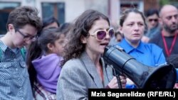 აქცია მთავრობის კანცელარიასთან, ფოტოზე მაკუნა გოჩიაშვილი და ქეთი ბეგიაშვილი