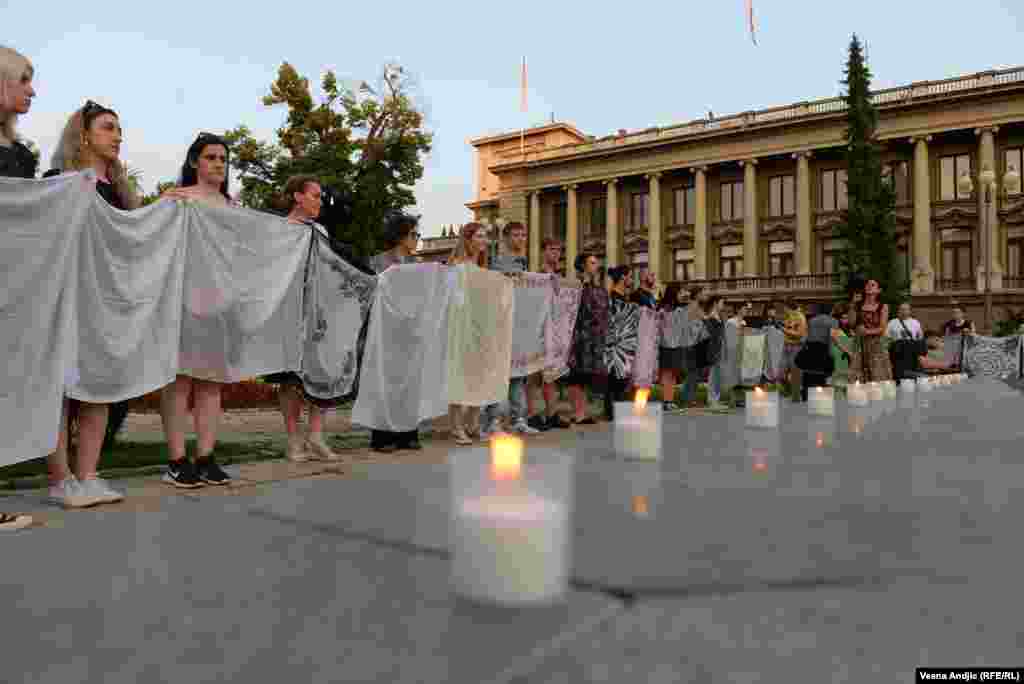 Sveće i marame u centru Beograda, ispred zgrade Predsedništva, u znak sećanja na žrtve genocida u Srebrenici. Organizatori su istakli da je njihov cilj iskazivanje empatije sa preživelima i porodicama žrtava genocida nad Bošnjacima u Srebrenici, koji su u julu 1995. godine počinile snage Vojske Republike Srpske. 