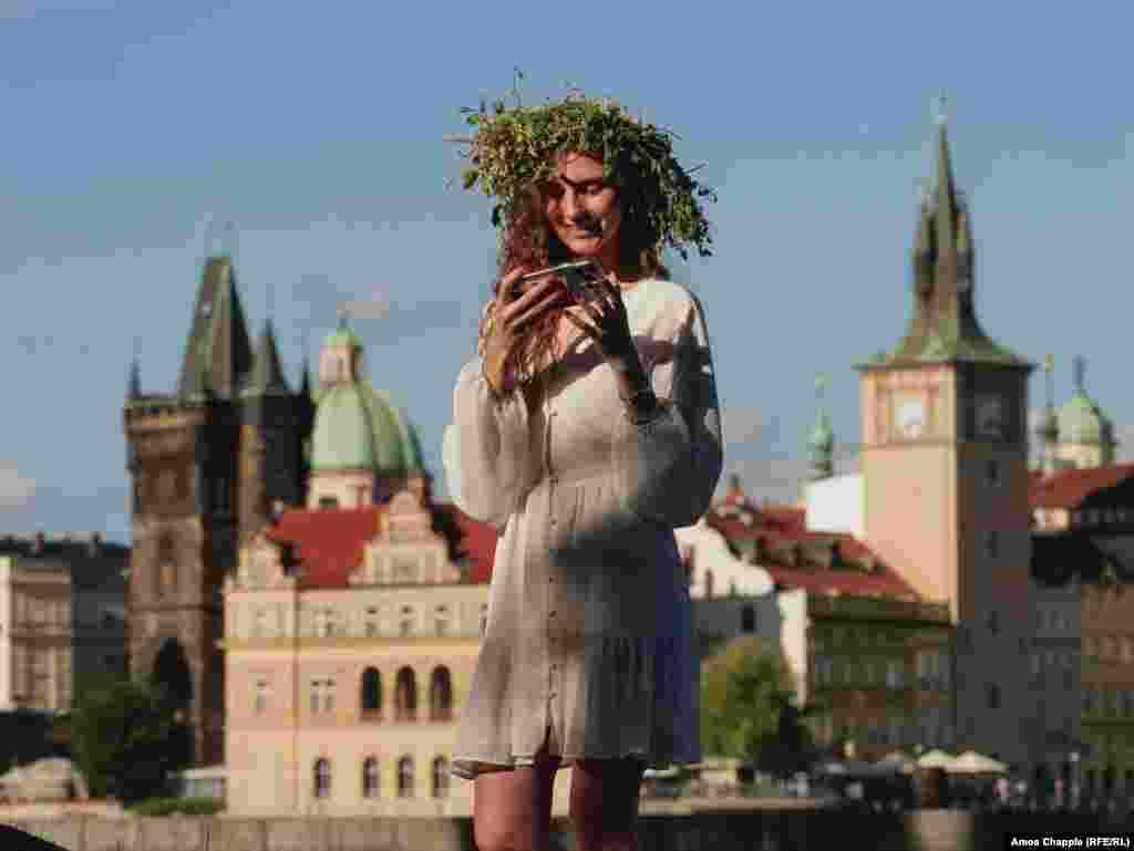 Каміла переглядає селфі, яке вона зробила на фоні історичних будівель Праги. Каміла втекла від російського вторгнення у 2022 році і переїхала разом із сім'єю до Словаччини, а потім оселилася у Празі. «Найбільше я сумую за полями, – каже дівчина про свою рідну Донеччину. – У такі ночі я любила виходити в поле, влаштовувати пікніки і просто насолоджуватися природою, але я також люблю і Прагу»