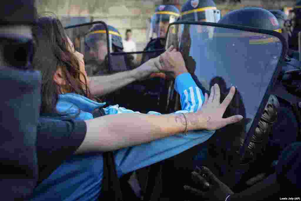 Policajci su se sukobili sa demonstrantima i tokom dana, na trgu Konkord u Parizu