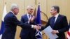 Ministar spoljnih poslova Finske Peka Havisto (levo) se rukuje sa američkim državnim sekretarom Entonijem Blinkenom (desno) nakon predaje dokumenta kojim je završen proces pristupanja Finske u NATO. Generalni sekretar NATO Jens Stoltenberg (u sredini) je pozdravio taj trenutak