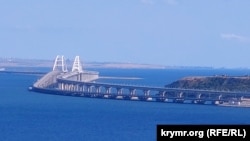 Керченський міст, що з'єднує Росію із окупованим Кримом