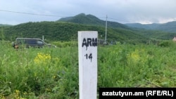 «Ազատության» տեսախցիկը արձանագրել է Կիրանցում տեղադրված սյուներից մեկը՝ հայ սահմանապահի հսկողությամբ։ Դրա վրա մի կողմից մակնշված է ARM, մյուս կողմից` AZ։