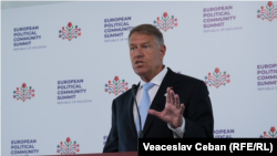 „Cum îndrăzneşte cineva să pună în dificultate examenele naţionale?!”, s-a întrebat pe un ton ridicat președintele Iohannis într-o conferință de presă susținută pe 1 iunie, la summitul Comunității Politice Europene. Sindicaliștii din Educație erau de două săptămâni în grevă.