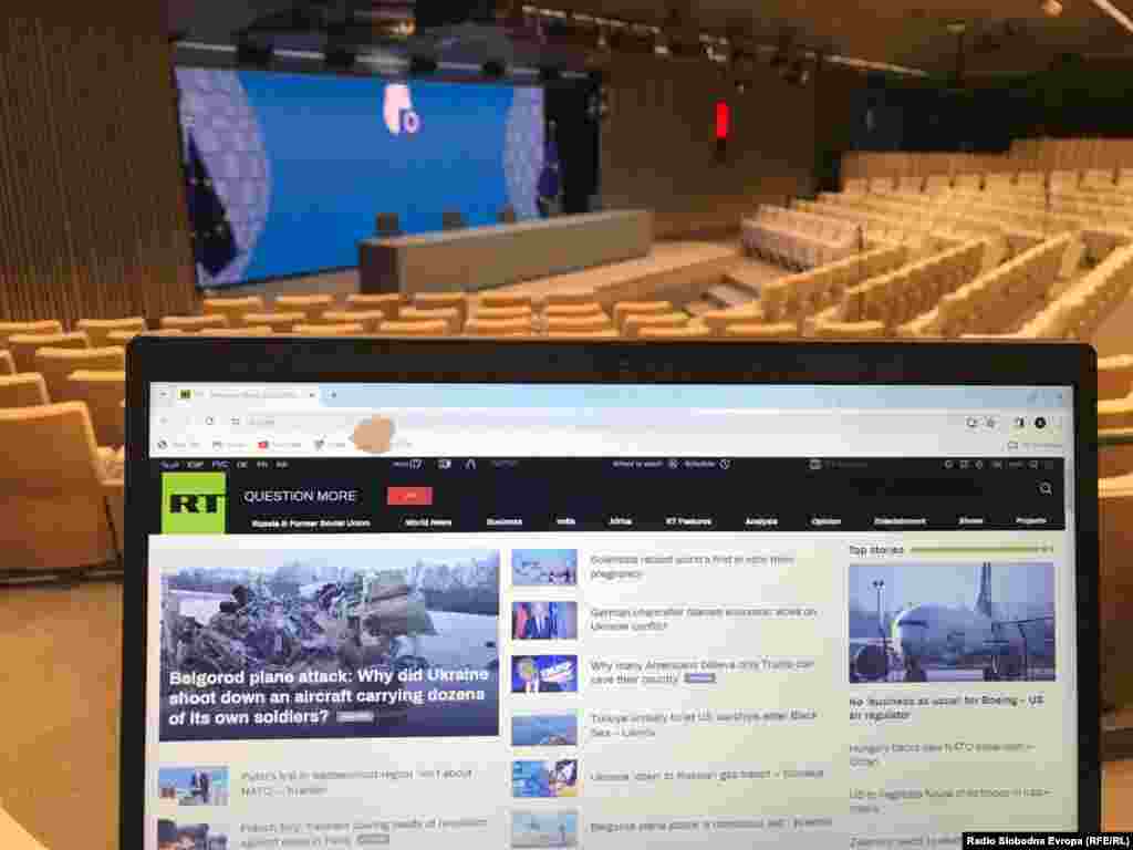 Internet sajt Russia Today (RT) na engleskom jeziku, lako se otvara u prostorijama Evropske komisije u Briselu, upravo na mestu gde se donose odluke o sankcijama Rusiji - 29. januar 2024. 