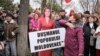 Žena šamara kartonski lik prozapadne predsjednice Moldavije Maje Sandu, s natpisom "Neprijatelj moldavskog naroda", tokom protesta koji je pokrenula populistička stranka Šor u Kišinjevu 13. novembra.