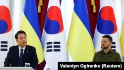 Президент України Володимир Зеленський і президент Південної Кореї Юн Сок Йоль (ліворуч). Київ, 15 липня 2023 року
