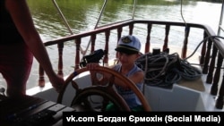 Богдан Єрмохін є сиротою з дитинства, він був під українською опікою