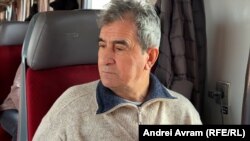 Domnul Ion călătorește des cu trenul în România, deși locuiește de câțiva ani în Austria. A lucrat toată viața la CFR, iar acum a ieșit la pensie